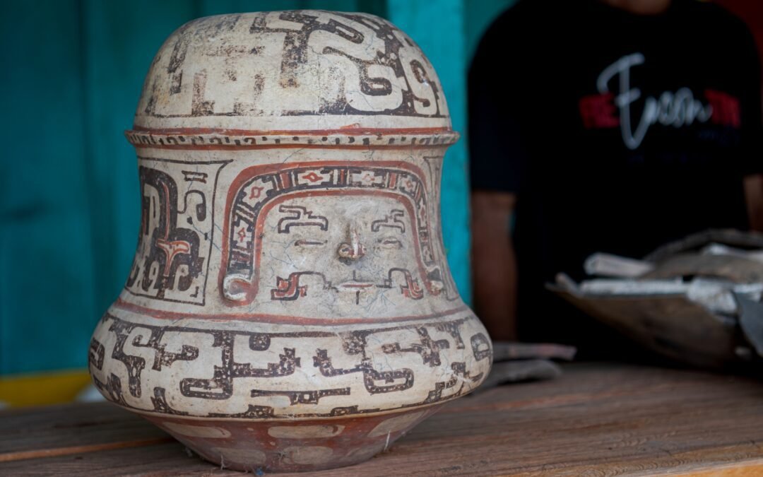 Pesquisadores do Instituto Mamirauá investigam urnas funerárias encontradas por família em Alvarães (AM)
